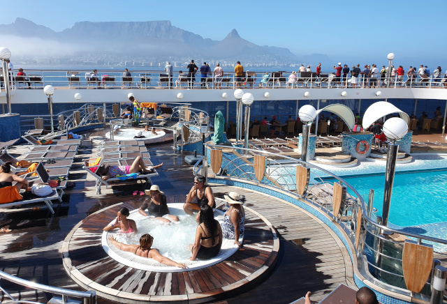 Jacuzzi op die MSC Orchestra met Kaapstad in die agtergrond