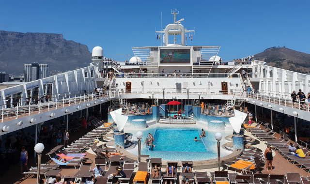 Die MSC Orchestra met Tafelberg in die agtergrond